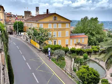 Visiter le vieux Grasse, la parfumerie Fragonard et son jardin verdoyant.